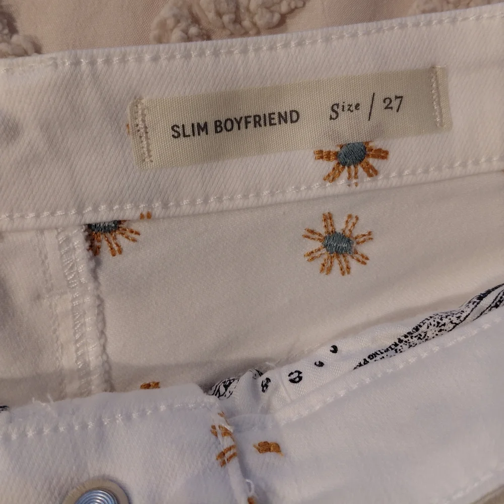 Anthropologie White Starburst Embroidered Jean Shorts NWOT - Picture 9 of 10